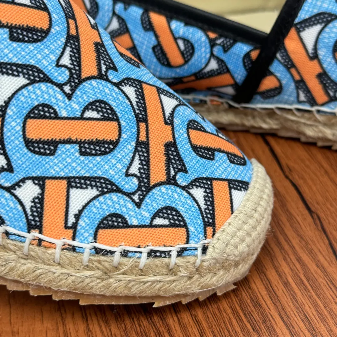 Batch 600 Burberry/Burberry new summer men's embroidered straw fisherman shoes, cool slip-on straw shoes! Encounter British fashion with Burberry espadrilles, a perfect blend of classic and fashionable. The unique printing on the upper is a manifestation of the brand's style. Every color and every pattern tells the story of England. Straw soles bring a natural texture, comfortable and chic. Whether you are strolling in the city streets or heading to the beach for vacation, it can add elegance and charm to you, easily become the center of attention, and start your own fashion journey. Classic knitted canvas upper, with thin calfskin lining suitable for summer, straw lining, genuine leather patch at the bottom of the heel, hemming technology, and Mark stitching details! Anti-slip rubber bottom layer, integrated injection molding of large LOGO letters and badges, multiple colors and styles to choose from, complete package! Size: 39-40-41-42-43-44 normal size item number: 2025-5 printing blue